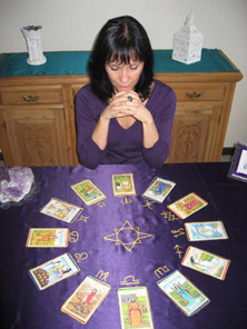 cartomante legge le carte